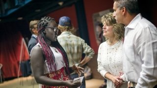 A student talks with two alumni in the Winston Room