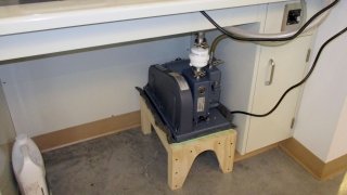 Vacuum pump stand