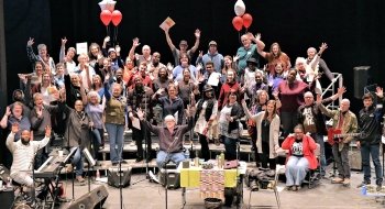 A photo of participants of a gospel workshop on stage.