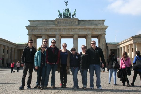 Students stand in front of the Brandenburg Gate