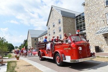 2015 Reunion Parade is led by the Class of 1975 and a old firetruck.