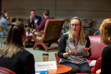 A Laurentian alumni mentor discusses her career experiences with two students over coffee.
