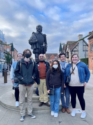 London FYP Students and Shakespeare Statue