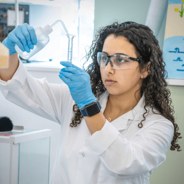 Alice Khalil '27 studying nanoparticles that could potentially help detect heart attacks earlier